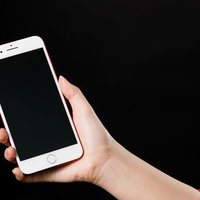 スマートフォンを持つ女性の手の写真