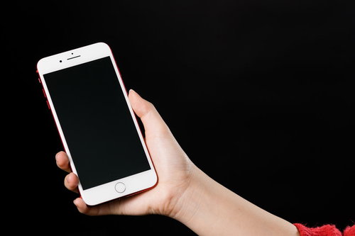 スマートフォンを持つ女性の手