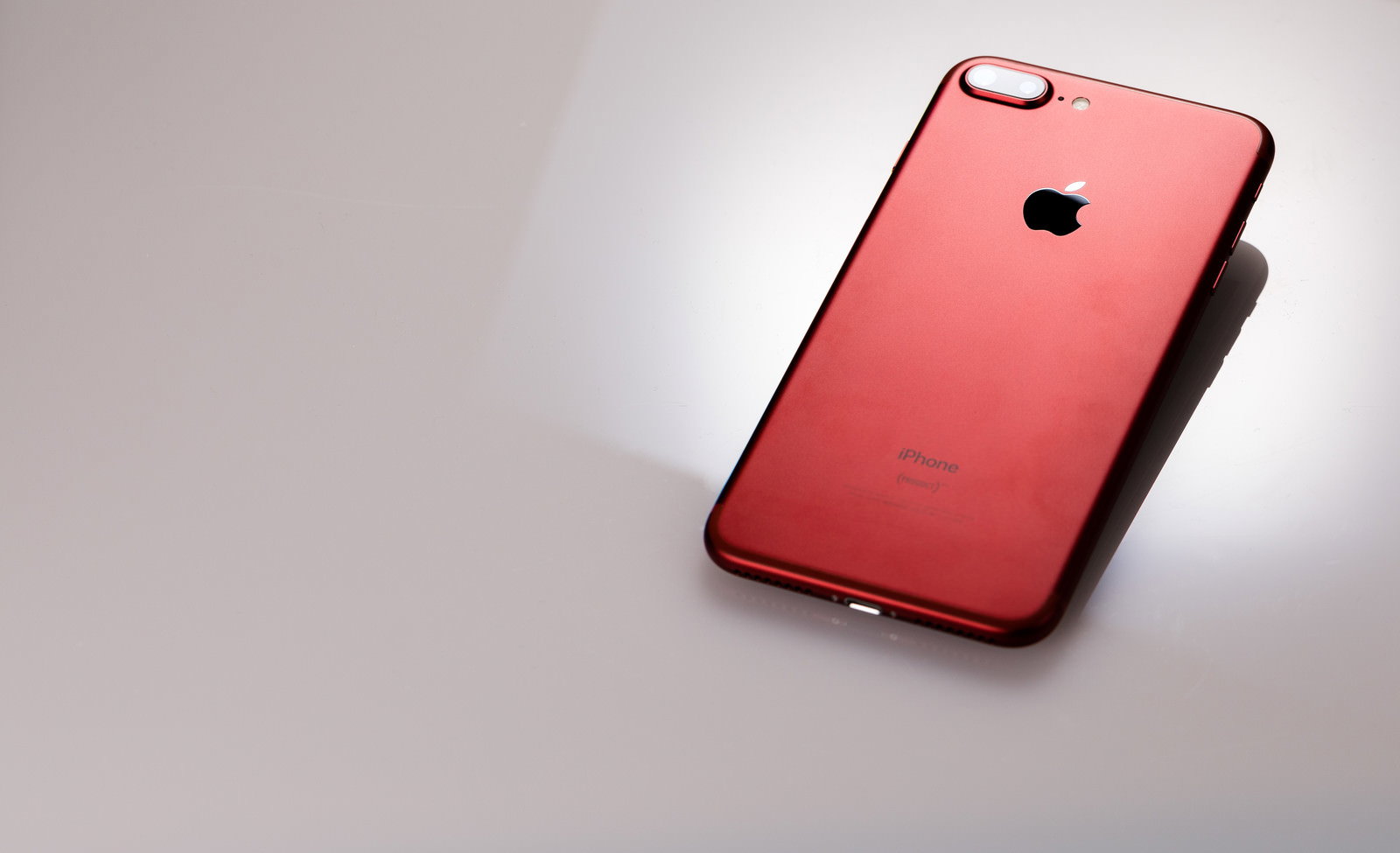 白い背景に置かれた赤いiPhone