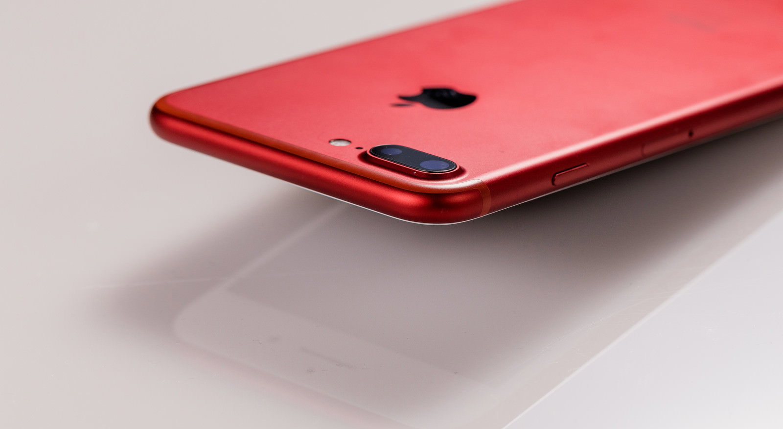 赤いiPhoneの背面とデュアルカメラ