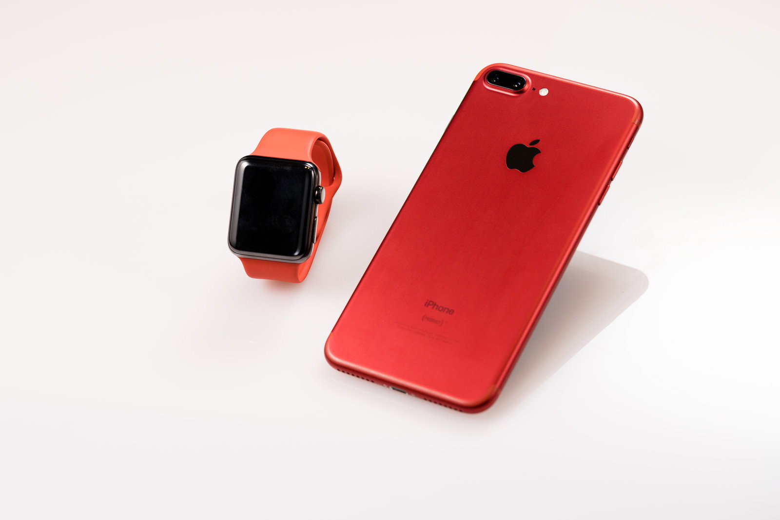 赤いiPhone 7 PlusとApple Watchが並ぶ