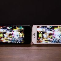スマホのディスプレイを比較する2台のiPhoneの写真