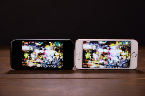 スマホのディスプレイを比較する2台のiPhone