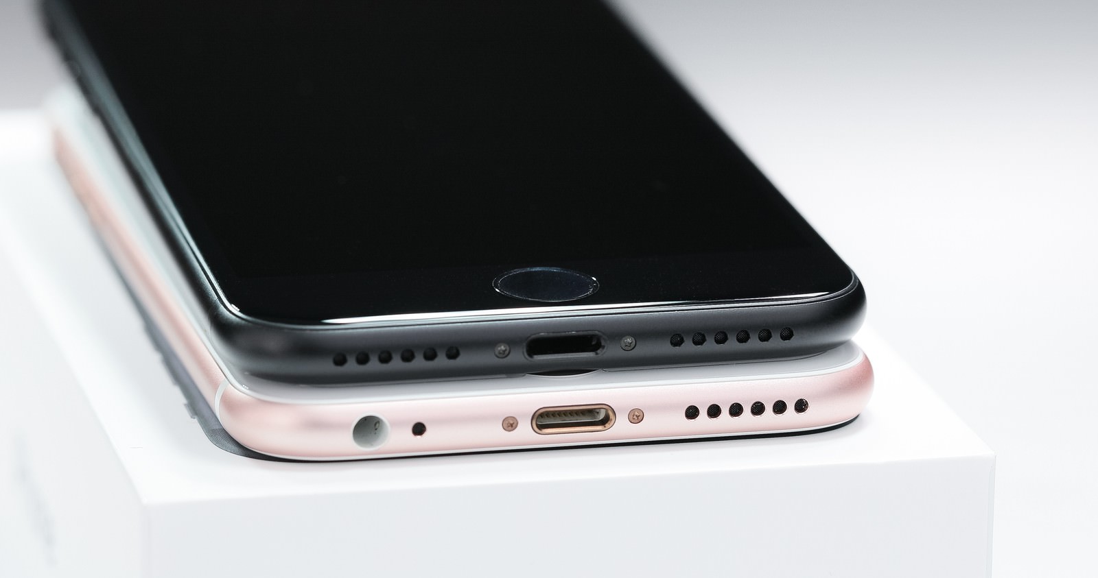 2台のiPhoneの底面スピーカーと充電口を重ねて比較