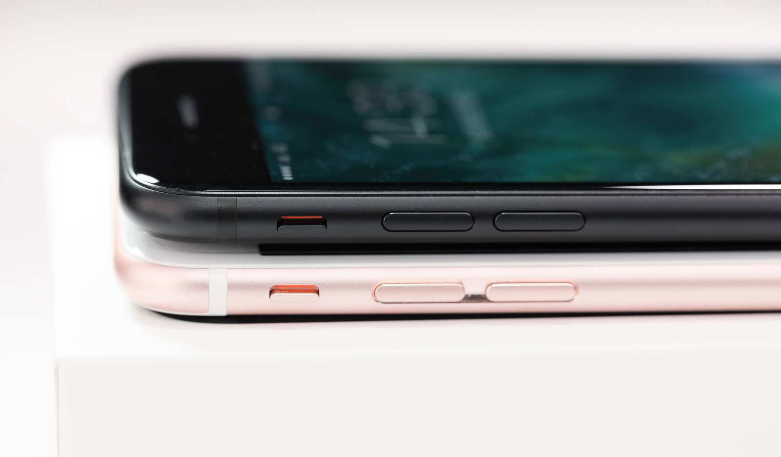 黒とピンクゴールドのスマートフォン2台を重ねた側面