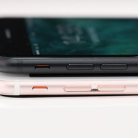 色違いの新しいスマホを重ねるの写真