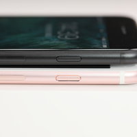 ピンクと黒のスマートフォンのSIMカードスロット比較の写真