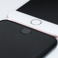 白とピンク、黒のアイフォンのホームボタン比較の写真