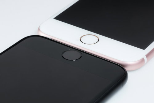 白とピンク、黒のアイフォンのホームボタン比較