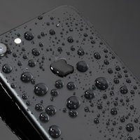 余裕の耐水性能をアピールしたスマートフォンの写真