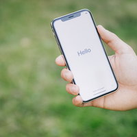 スマホに画面に表示された「Hello」の文字の写真