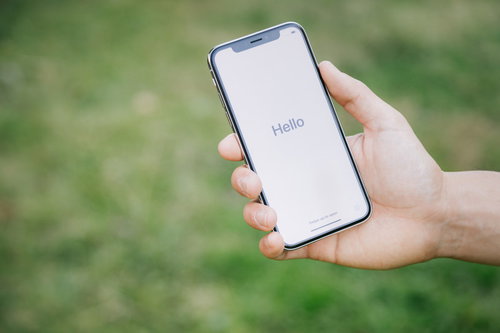 スマホに画面に表示された「Hello」の文字