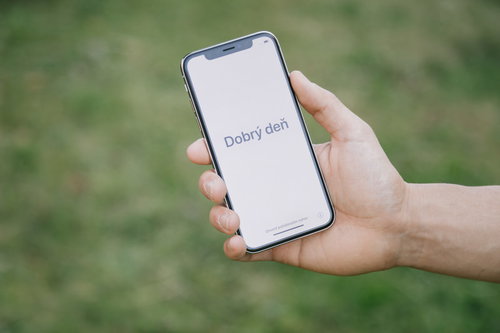 スマホの画面に表示された「Dobrý den」の文字
