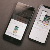 新しいiPhoneXを設定する2台のスマホの写真