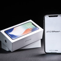 開封したばかりのiPhone X「ようこそiPhoneへ」の写真