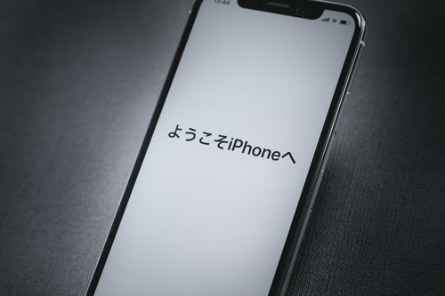「ようこそiPhoneへ」と表示されたiPhone X