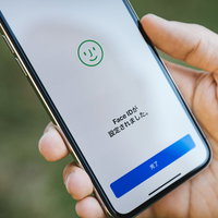 iPhone X で顔認証が完了した瞬間の写真