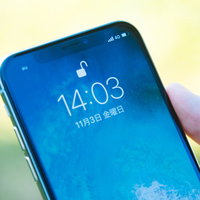 顔認証でロック解除したiPhoneXの操作シーンの写真