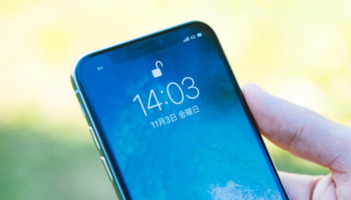 顔認証でロック解除したiPhoneXの操作シーン