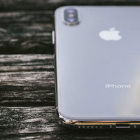 iPhone Xの背面、Appleロゴだけのシンプルなデザインの写真