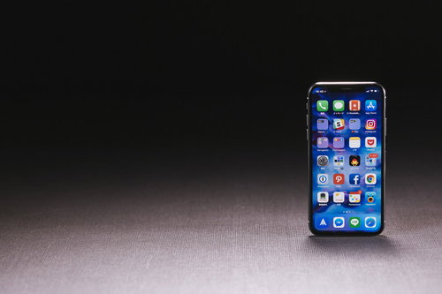 iPhone Xのホーム画面に整列するカラフルなアプリアイコン
