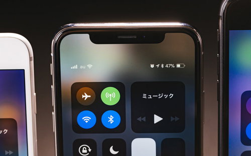 iPhone X のコントロールセンター画面と端末上部のセンサー類
