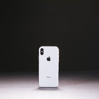 シルバーカラーのiPhone X（テン）の写真