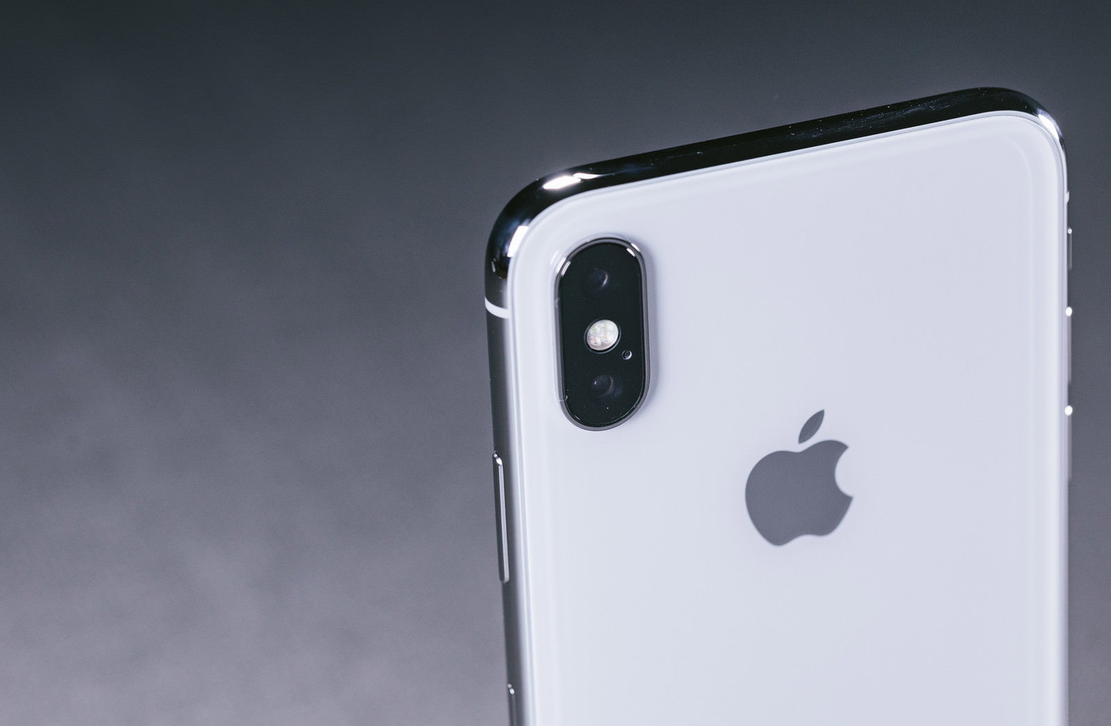 iPhone Xの背面にあるデュアルレンズカメラのクローズアップ