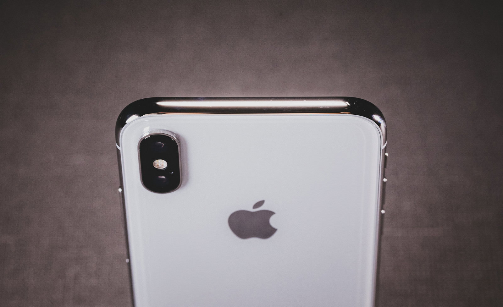 光沢のあるシルバーのiPhone Xのステンレススチールボディ