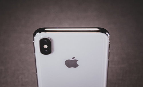 iPhone X のステンレススチール製シルバーボディと光沢感