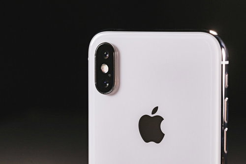 望遠と広角がついたデュアルレンズのスマートフォン