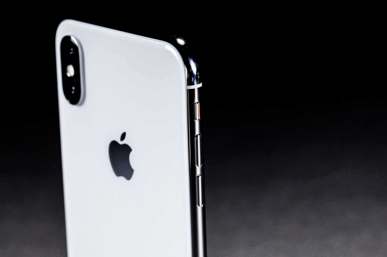 iPhone Xのシルバー本体に配置されたボリュームの上下ボタン