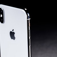 iPhone X のシルバー本体に配置されたボリュームキー（ボタン）の写真