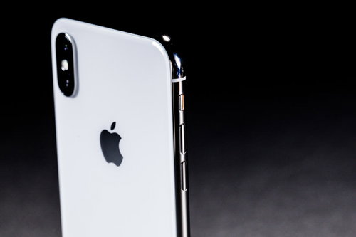 iPhone X のシルバー本体に配置されたボリュームキー（ボタン）
