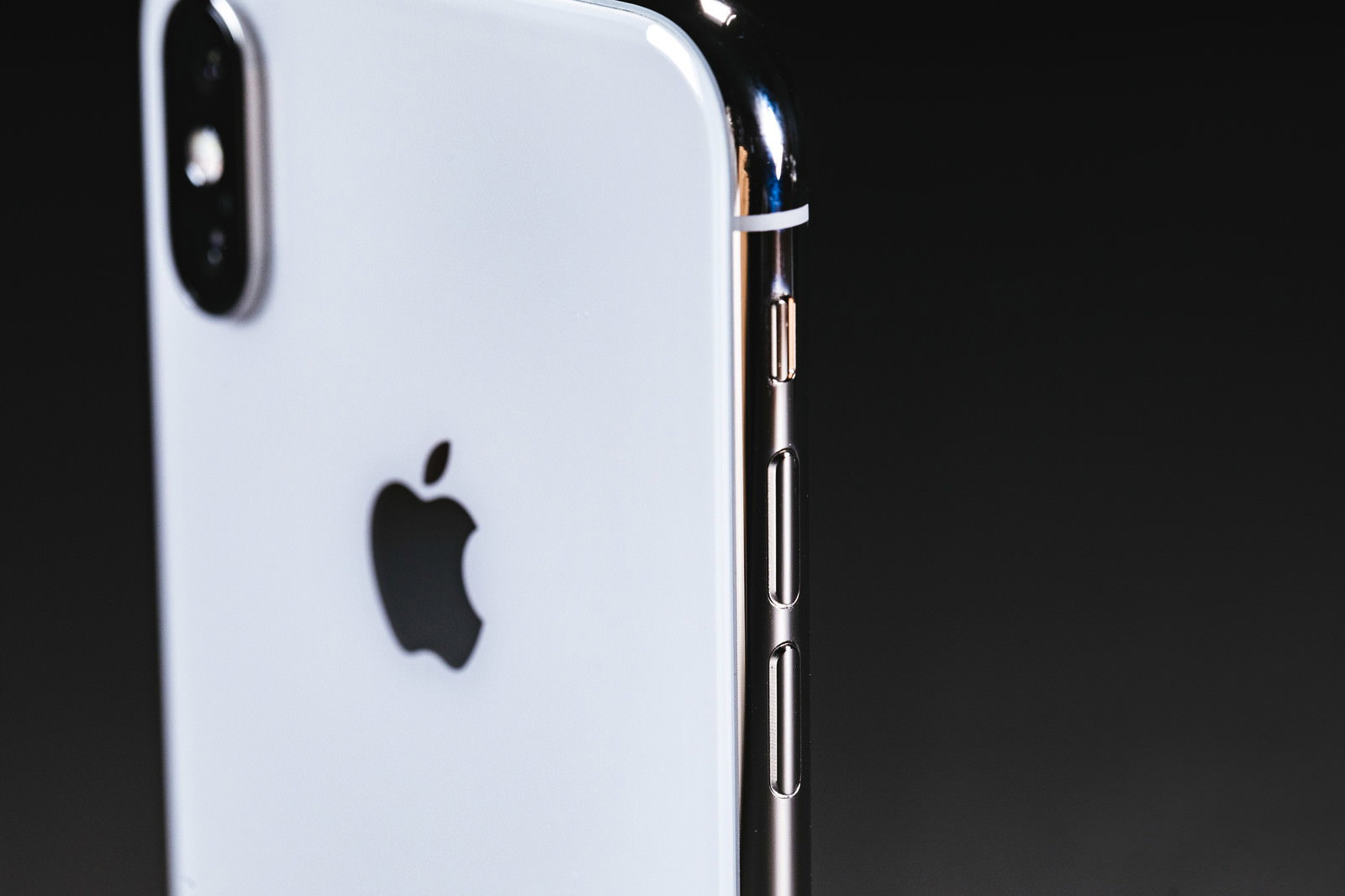 iPhone Xのステンレススチール外枠とAppleロゴ