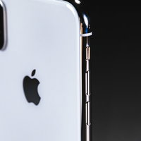 iPhone X のステンレススチール外枠の質感の写真