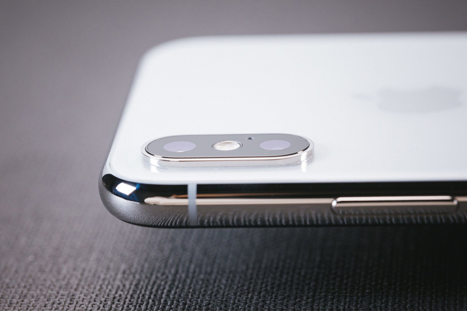 iPhone Xのシルバー本体からデュアルレンズカメラが出っ張っている様子