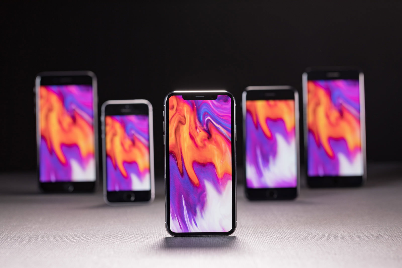 新旧iPhoneを同じ待受け画面に設定して並べた様子
