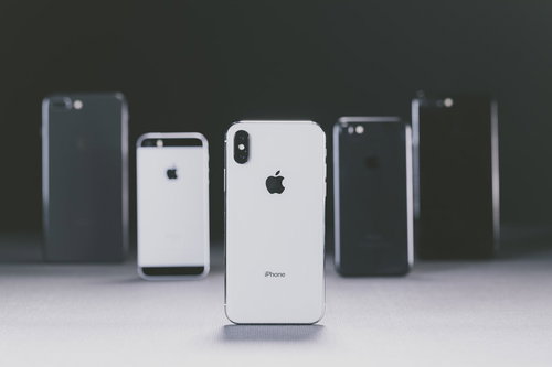 iPhone X と並べられた別モデルの iPhone