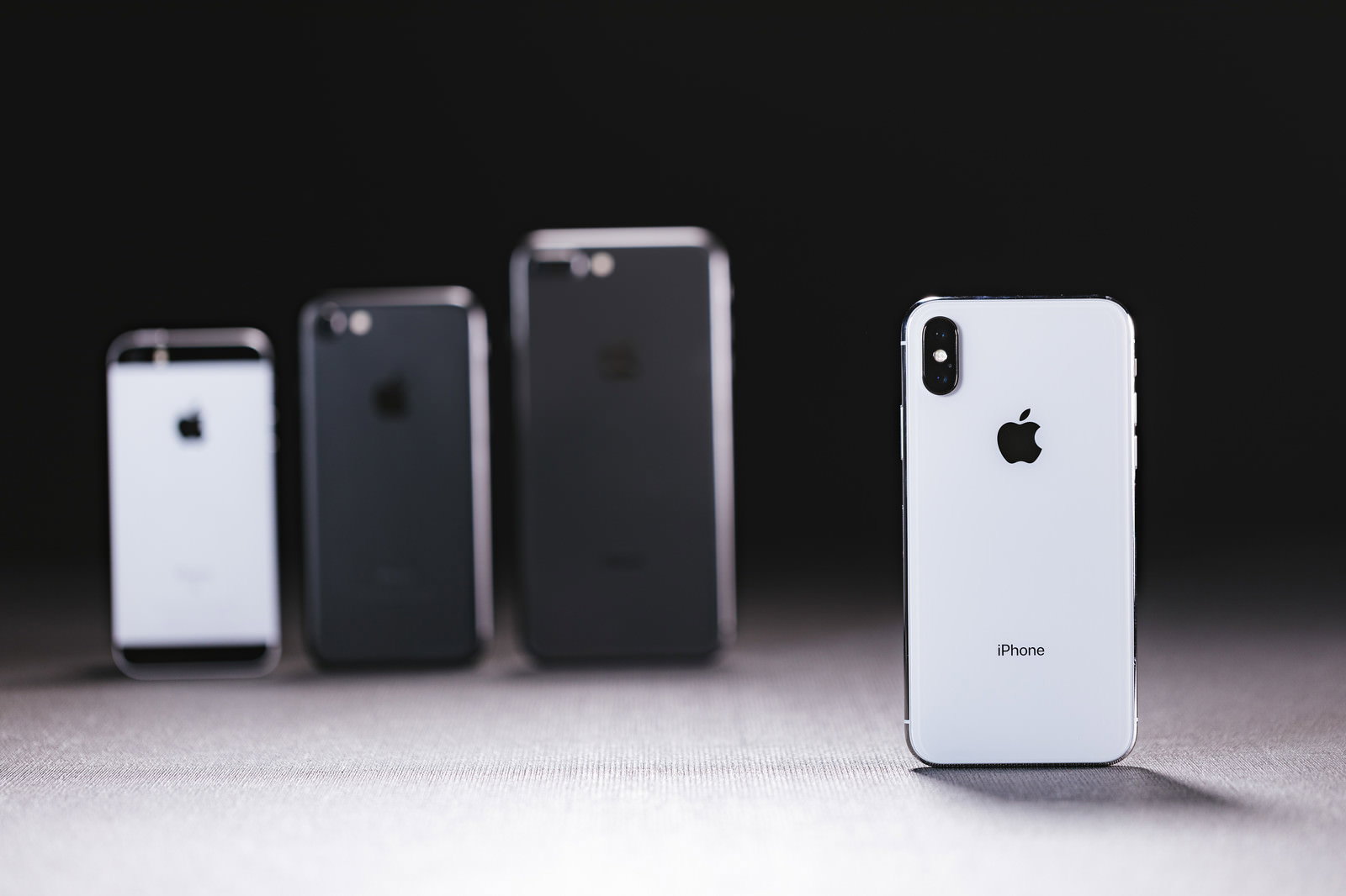 背面を向けたiPhone4台を横一列に並べる