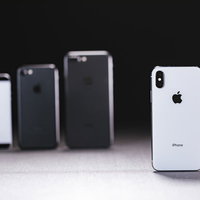 旧モデルのiPhoneと最新のiPhone Xを並べるの写真
