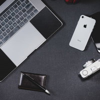 iPhoneとガジェット製品のフラットレイの写真