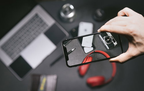 iPhone X の全画面表示を手に持つ