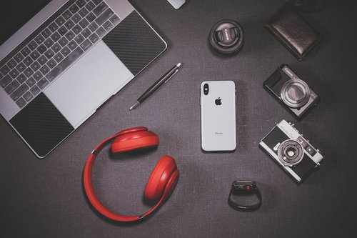 iPhone Xと赤いヘッドフォンなどのガジェット製品