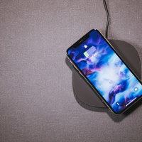 iPhone X をワイヤレス充電する手元の写真