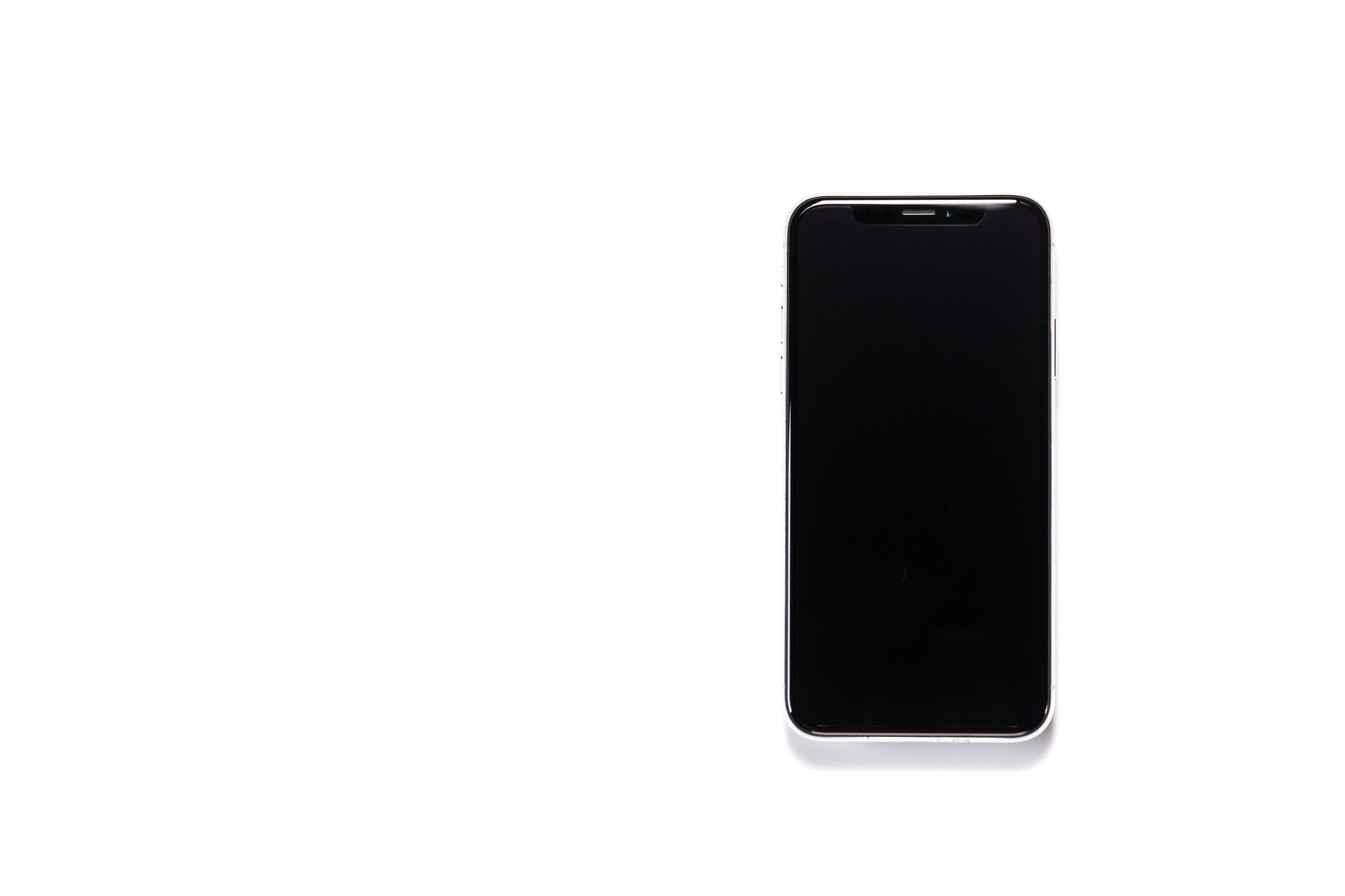 白い背景に置かれた電源がオフになっているiPhone X