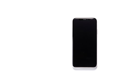 白背景に置かれた電源オフのiPhone X