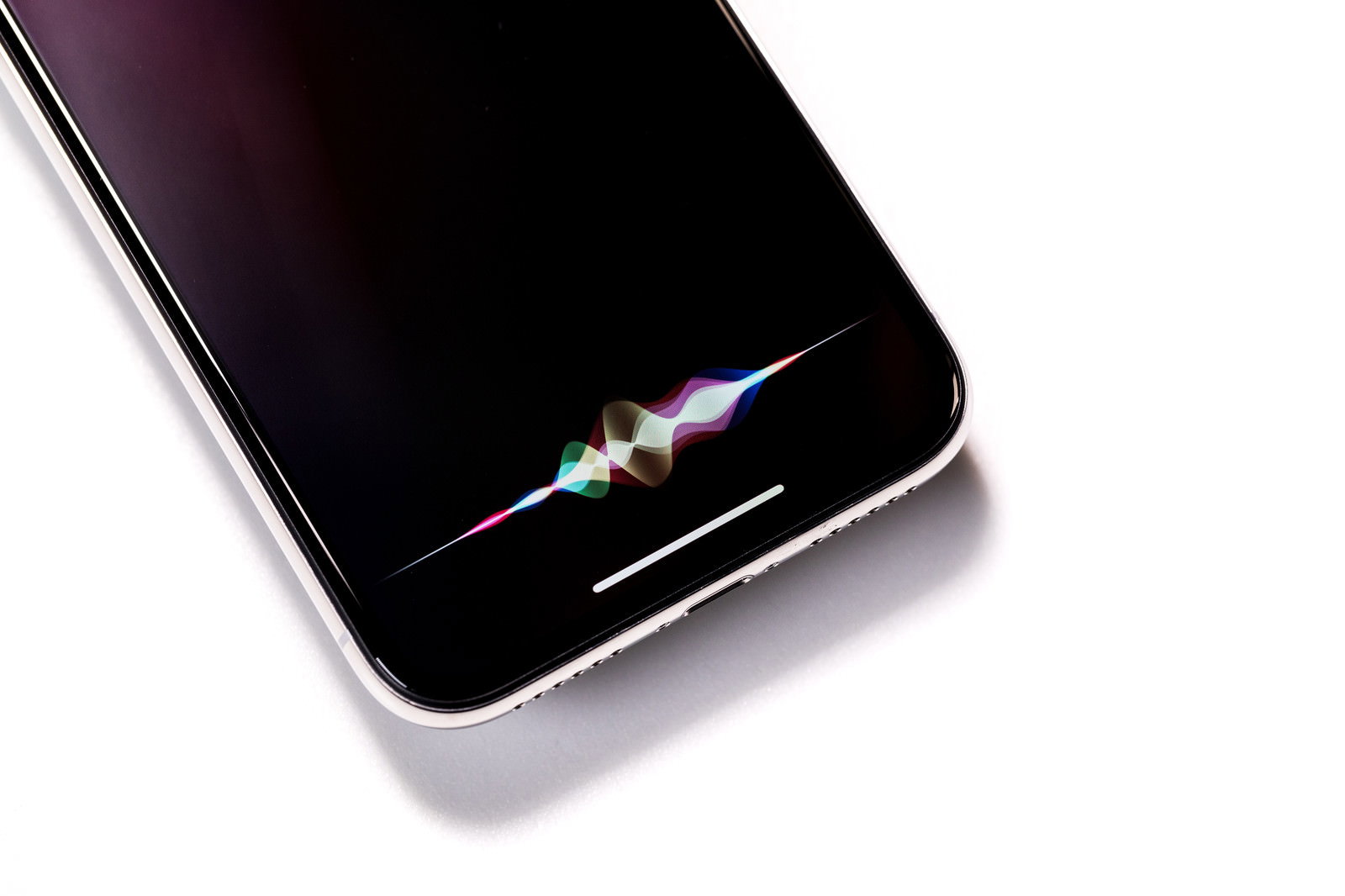 SiriのUIが表示されたiPhoneの画面