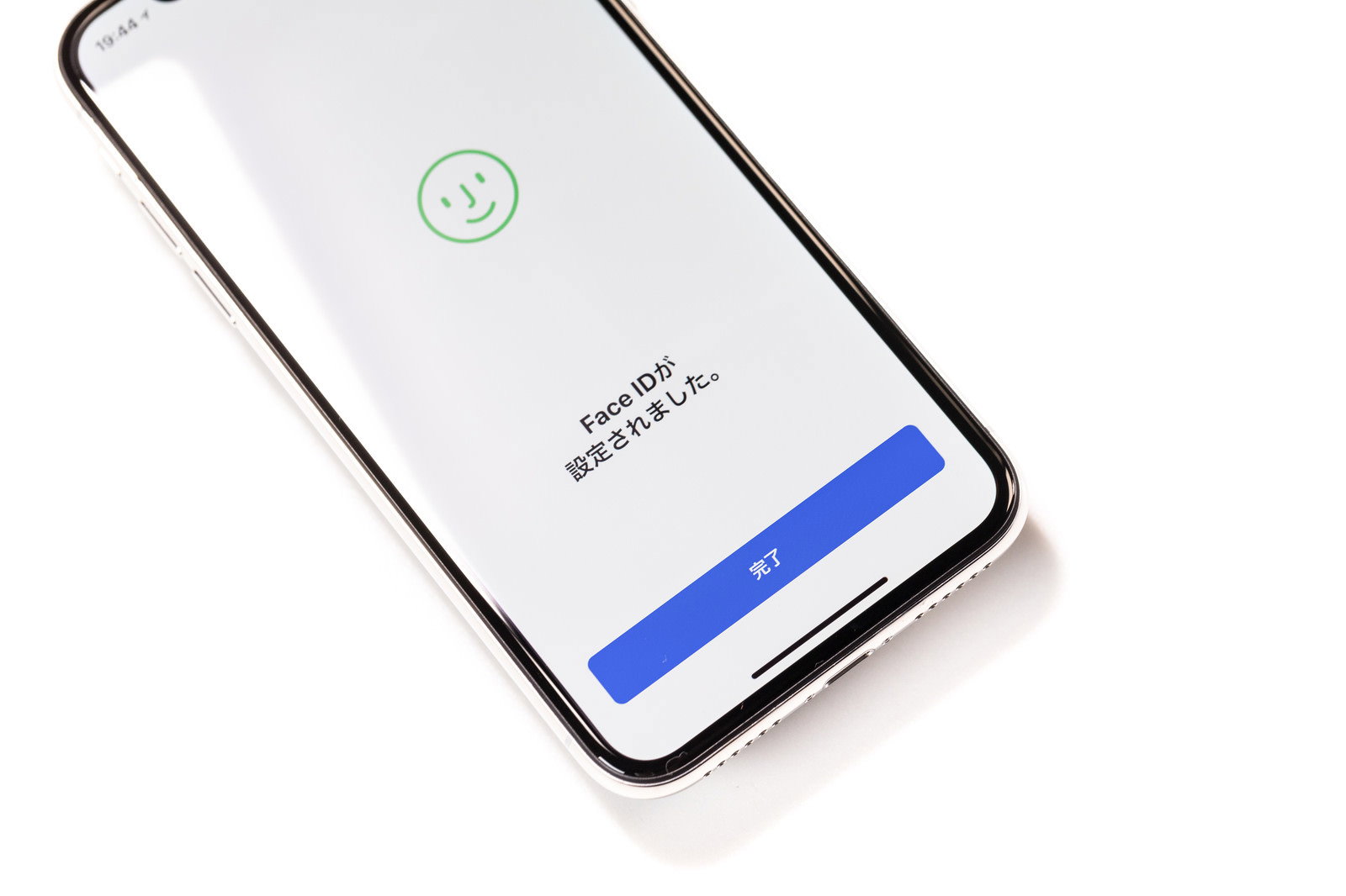 Face IDによる顔認証でロック解除中のiPhoneX画面
