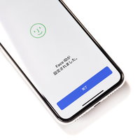 Face IDでロック解除中のiPhoneXの写真